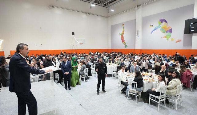 Bakan Tekin, öğrenci ve öğretmenlerle iftarda bir araya geldi