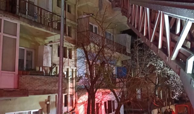 Bartın'da apartman yangınında 2 kişi dumandan etkilendi