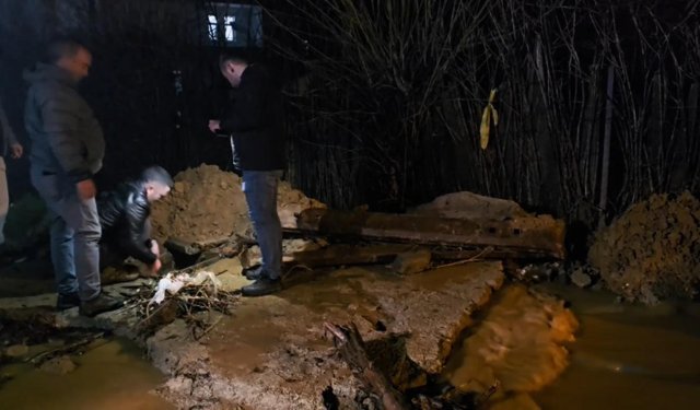 Bingöl'de sağanak su baskınlarına neden oldu; ahırda mahsur kalan keçiler kurtarıldı