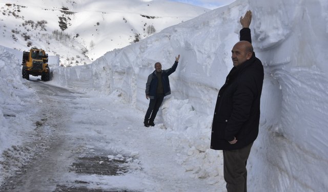 Bitlis'te 5 metreyi bulan karla mücadele
