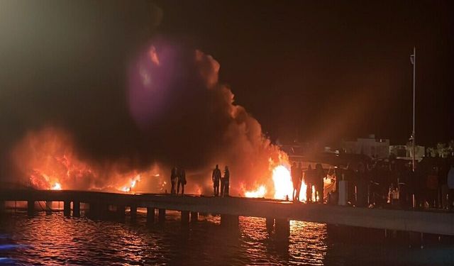 Bodrum'daki yat yangını sonrası temizlik ve enkaz kaldırma çalışması başlatıldı