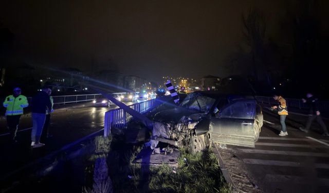 Cip, köprü korkuluklarına çarptı; 2 yaralı