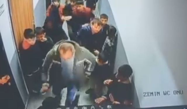 Çocuğuna kar topu atan öğrenciyi darbetti