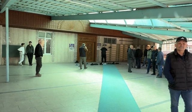 Cuma namazı sırasında rahatsızlanıp öldü