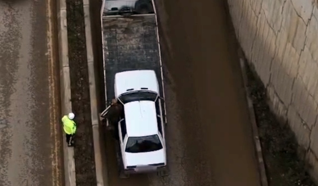 Denetimden kaçmak için aracıyla ters şeride giren sürücü dronla tespit edildi