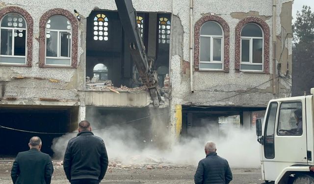 Depremde hasar alan 43 yıllık cami kontrollü şekilde yıkıldı
