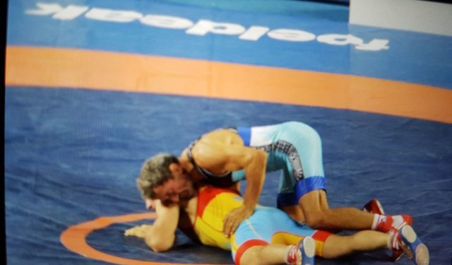 Dünya 2'ncisi beden eğitimi öğretmeni, 40 yıllık mesleğine öğrencilerinin gözyaşlarıyla veda etti