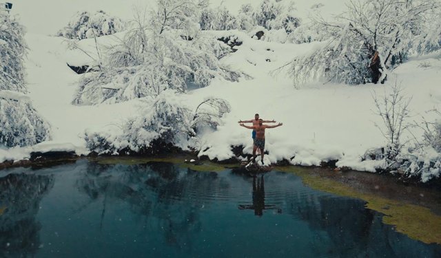 Erzincan'da eksi 5 derecede mineralli gölde yüzdüler