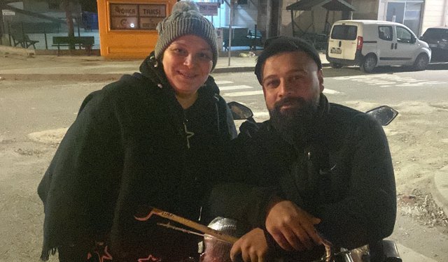 Eşinin kullandığı motosiklette davul çalarak mahalleliyi sahura kaldırıyor