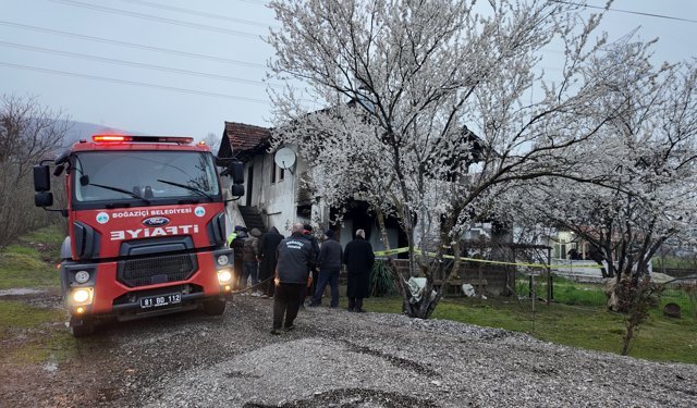 Evinde çıkan yangında dumandan zehirlenen kadın öldü
