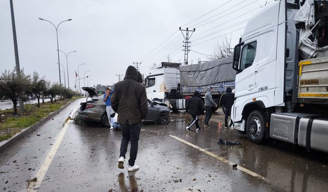 Gaziantep'te otomobil, aydınlatma direğine ve TIR'a çarptı: 2 yaralı