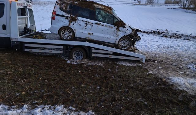 Hafif ticari araç takla attı; aynı aileden 4 kişi yaralandı