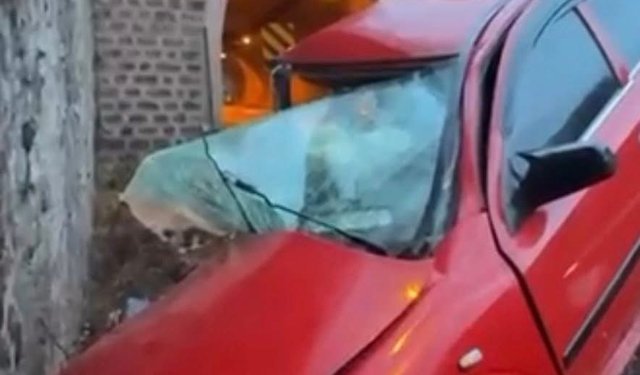 İki otomobilin çarpıştığı kaza kamerada; 1 ölü, 5 yaralı