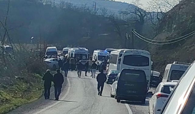 İşçi servisi ile otomobil çarpışt: 13 yaralı