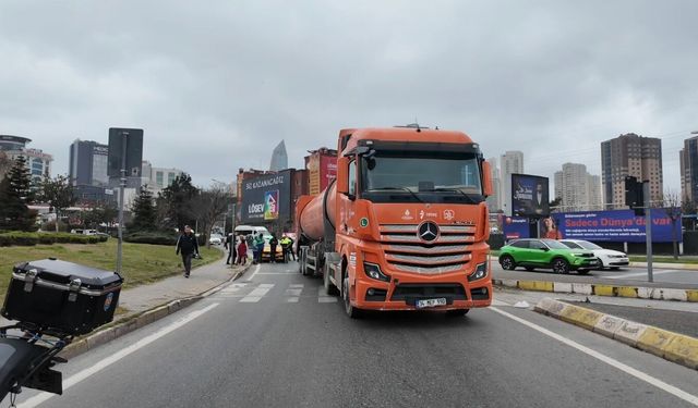 İstanbul - Ataşehir'de İBB'ye ait atık transfer kamyonunun çarptığı skuter sürücüsü ağır yaralandı