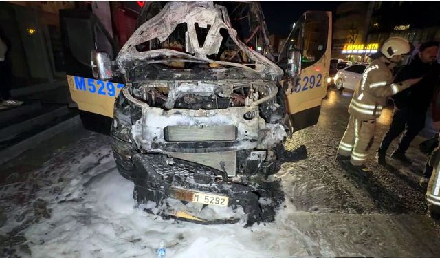 İstanbul- Avcılar'da park halindeki minibüs alev alev yandı