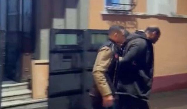 İstanbul - Beyoğlu'nda yerdeki cep telefonunu önce ayağıyla itti; sonra cebine koyup uzaklaştı