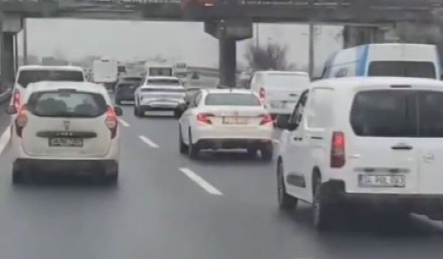 İstanbul - Esenyurt TEM Otoyolu'nda seyir halindeki hafif ticari araç alev alev yandı