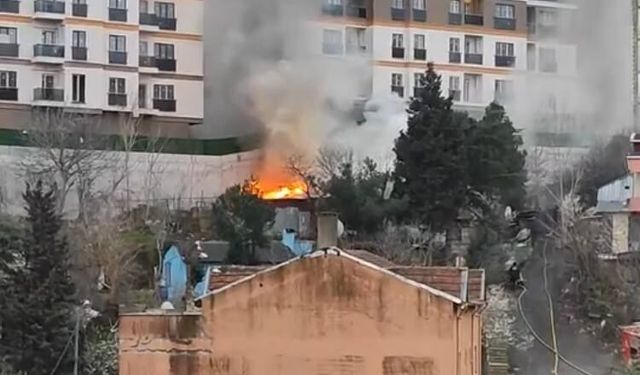 İstanbul - Eyüpsultan'da gecekondunun çatısı alev alev yandı