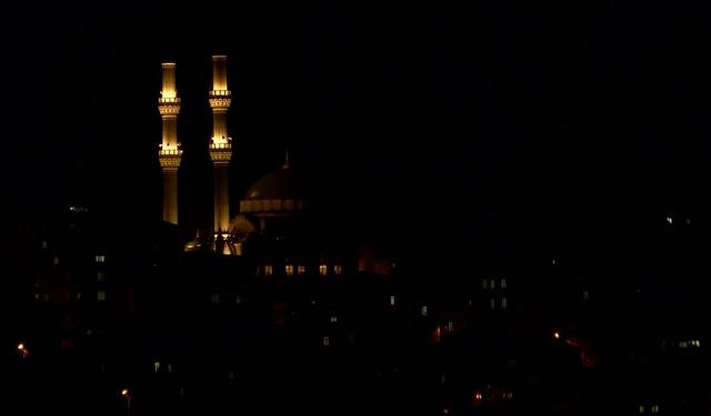 İstanbul- İstanbul'da dolunay seyirlik manzara oluşturdu