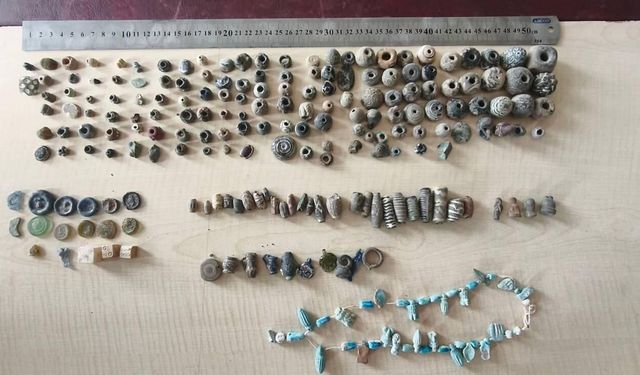 İstanbul - Sancaktepe'de düzenlenen operasyonda 8 bin 582 tarihi eser ele geçirildi / Görüntü eklendi