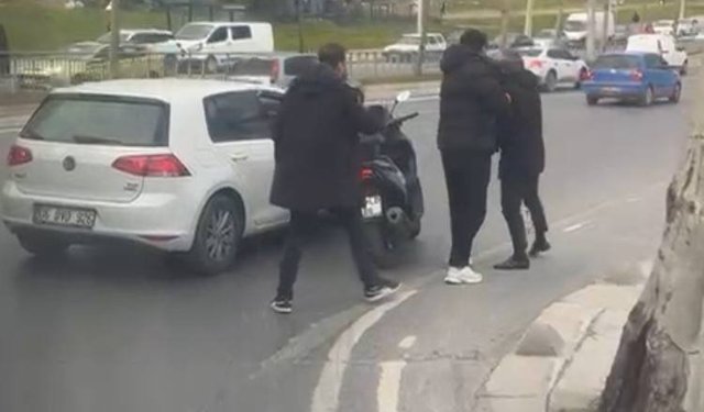 İstanbul - Sultangazi'de kemerli yumruklu trafik kavgası kamerada