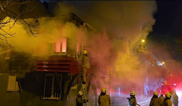 İstanbul - Üsküdar'da ahşap binada çıkan yangın bitişiğindeki metruk binaya sıçradı