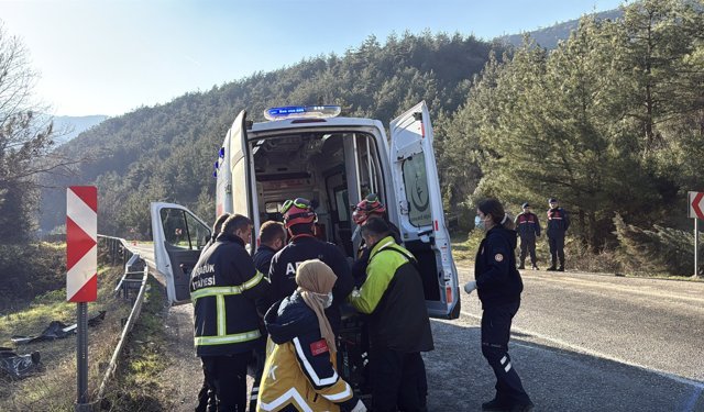 Kamyon ile otomobil çarpıştı: 2 ölü, 4 yaralı (2)