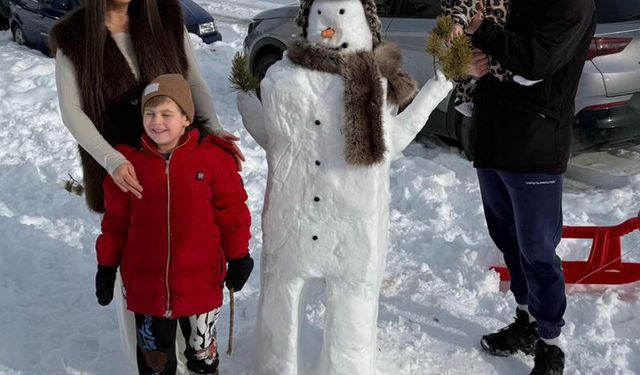 Kardan adam yapıp, başına kalpak taktılar