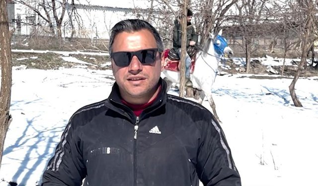 Karlı arazide önce safari, ardından atlarla snowboard keyfi