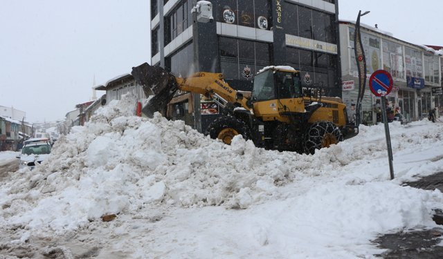 Karlıova'da 25 köy yolu ulaşıma kapandı