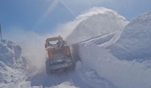 Kars'ta 3 metrelik karla ekiplerin zorlu mücadelesi