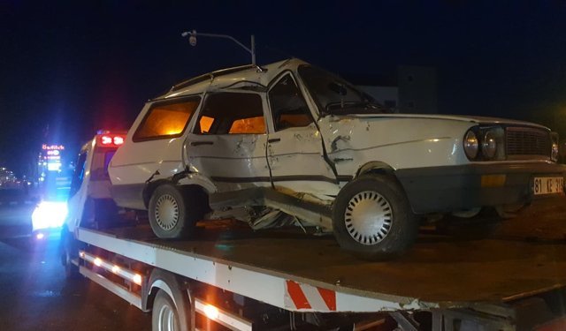 Kavşakta otomobil ile minibüs çarpıştı: 3 yaralı