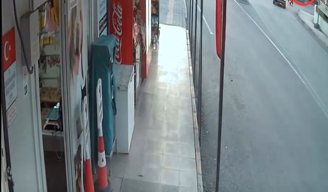 Kırmızı ışık ihlali yapan motosikletli, otomobille çarpıştı; kaza anı kamerada