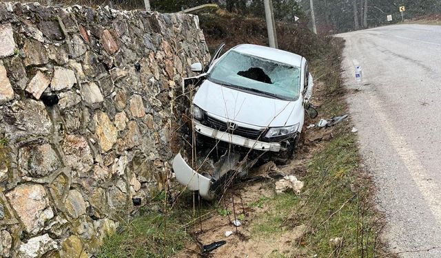Kontrolden çıkan otomobil, istinat duvarına çarptı: 4 yaralı