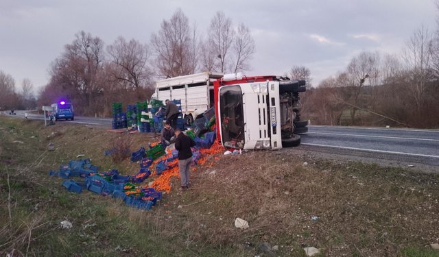 Kütahya'da kamyonet devrildi: 2 yaralı