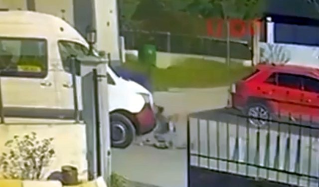 Minibüs ile motosikletin çarpıştığı kaza kamerada: 2 yaralı