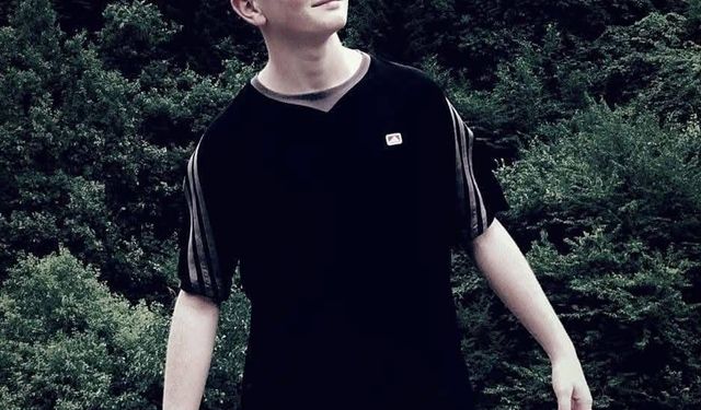 Minibüs, trafik levhası direğine çarptı; sürücü öldü, babası yaralandı