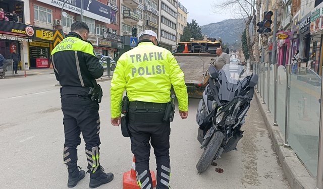 Motosikletin otomobile çarptığı kaza kamerada: 1 yaralı