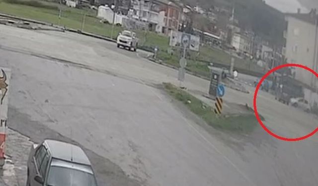 Otomobil ile hafif ticari aracın kavşakta çarpıştığı kaza kamerada