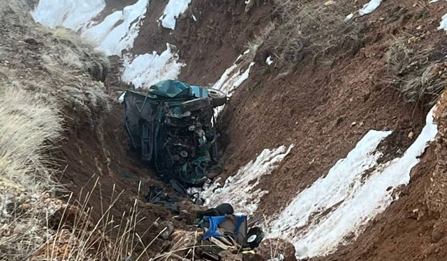 Otomobil şarampole yuvarlandı: 2 ölü, 2 ağır yaralı / Ek fotoğraflar