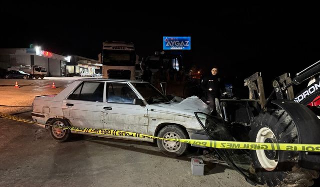 Park halindeki iş makinesine çarpan otomobilin sürücüsü öldü
