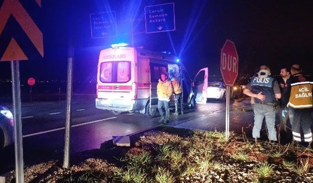 Polis aracıyla otomobil çarpıştı: 1'i polis, 3 yaralı