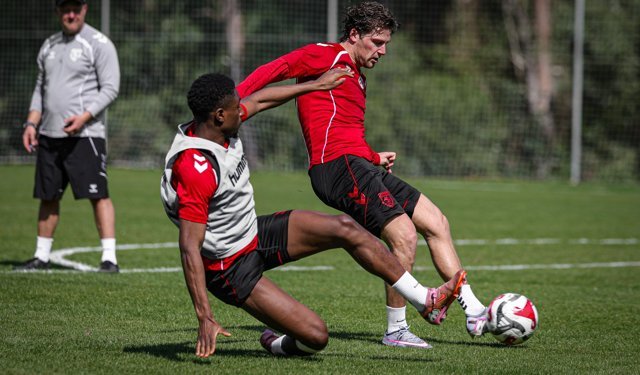 Samsunspor, Fenerbahçe maçı için Antalya'da hazırlıklarına devam ediyor