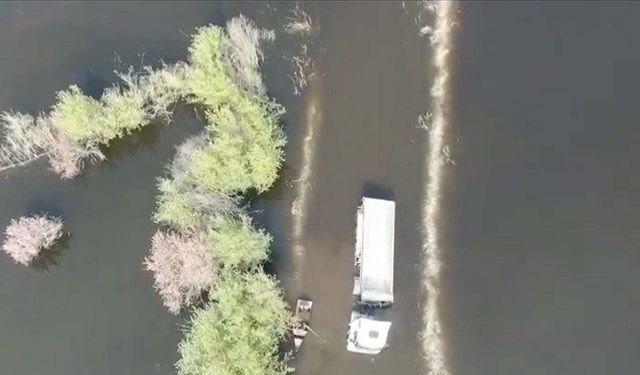 Suyla dolan yolda mahsur kalan TIR şoförü sandalla kurtarıldı