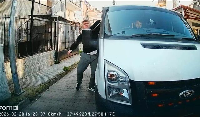 Trafikte tartıştığı kişinin kamyonetinin camını yumrukladı; o anlar kamerada
