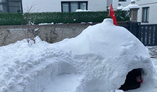 Yağışı eğlenceye dönüştüren çocuklar, kardan ev yaptı