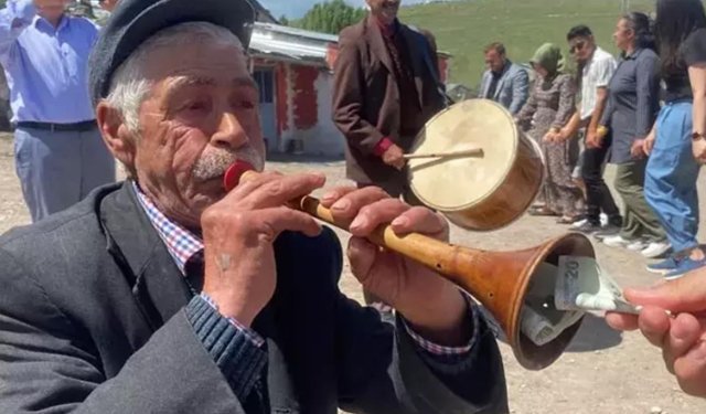 'Acımı hafifletiyor' deyip acil serviste zurna çaldı