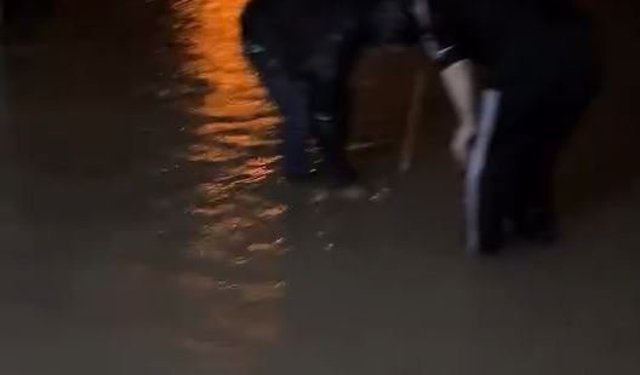 Adana'da sağanak hayatı olumsuz etkiledi; minibüste mahsur çocuklar kurtarıldı