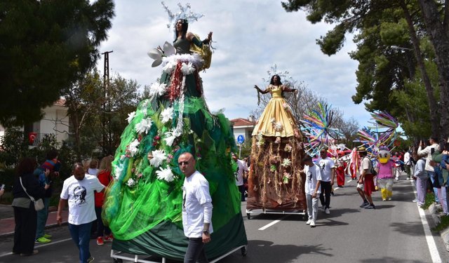 Alaçatı Ot Festivali'nde renkli kortej